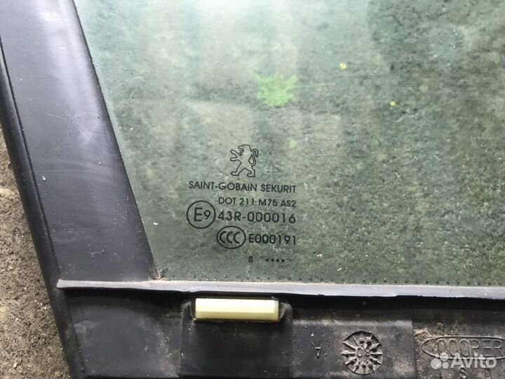 Форточка(уголок) передней правой двери Peugeot 308