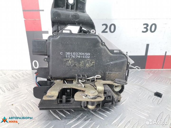 Замок двери передней левой Volkswagen Passat B5