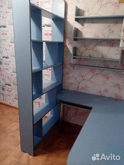 Компьютерный стол и стеллаж