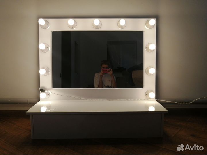 Гримерное зеркало с лампочками