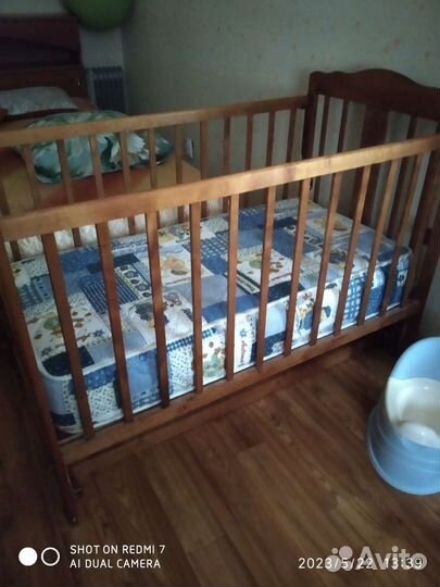 Детская кроватка с маятником