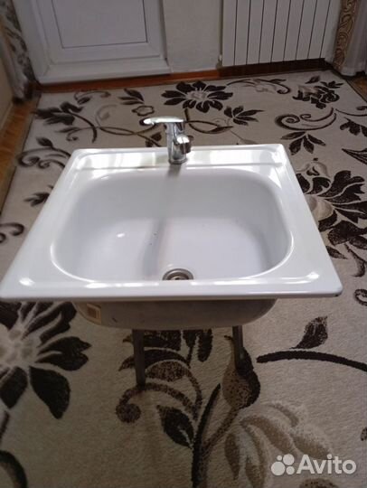 Раковина со смесителем для кухни