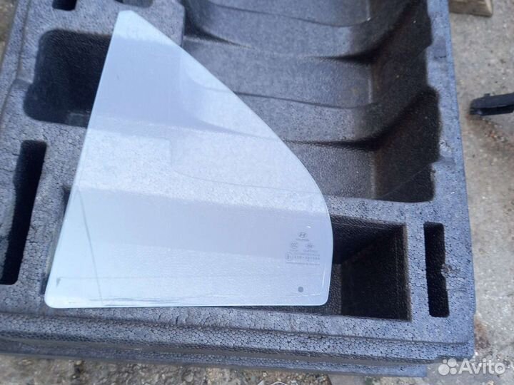 Hyundai accent- форточка задней левой двери