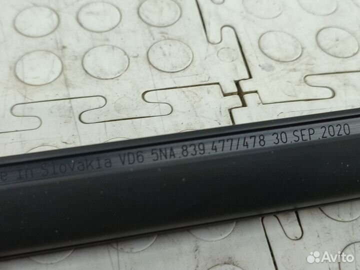 Уплотнитель стекла двери задний правый Volkswagen