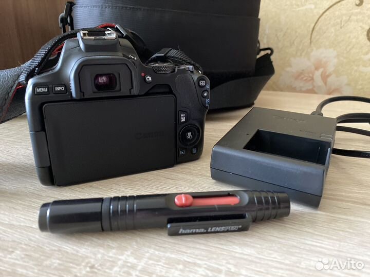 Зеркальный фотоаппарат Canon 250D