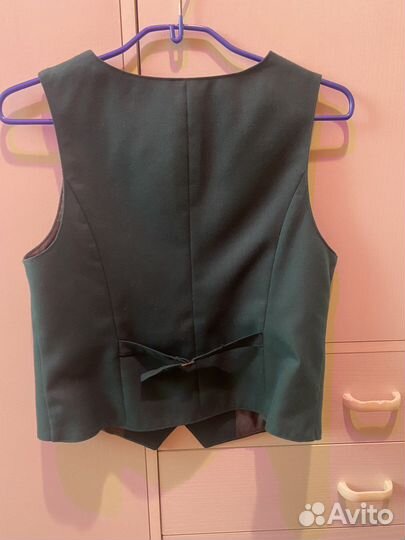 Шкльный жилет для девочки зеленый 146 р