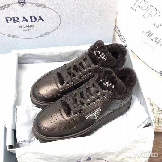 Женские кроссовки prada с мехом