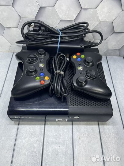 Xbox 360e 500gb 2 геймпада