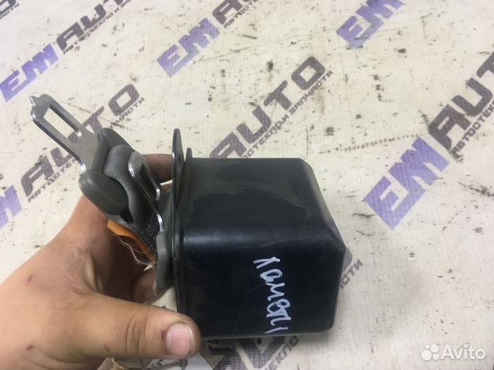 Ремень безопасности задний центр. Шевроле Лачетти