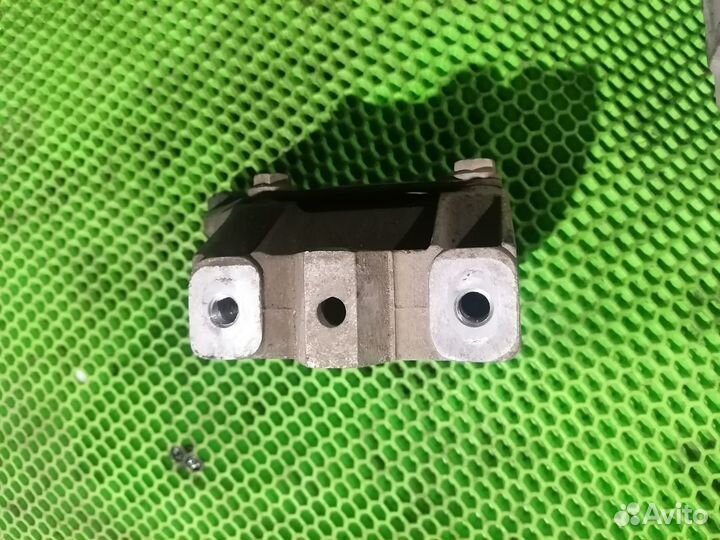 Опора двс кронштейн на Skoda Octavia (A5) 1,6л