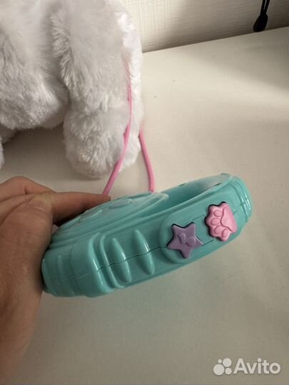 Интерактивная собака furreal на поводке