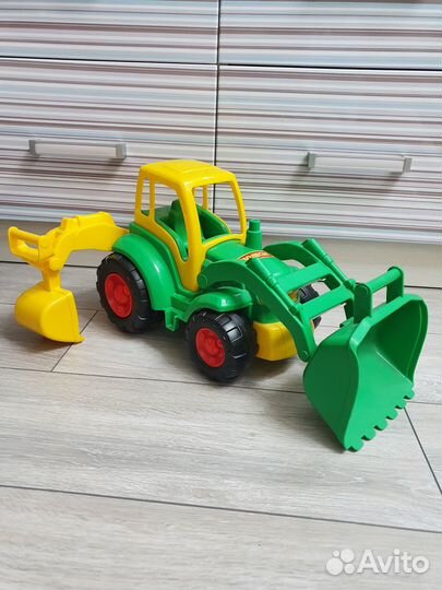 Трактор большой