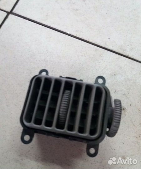 Дефлектор воздушный центральной панели левый Kia C