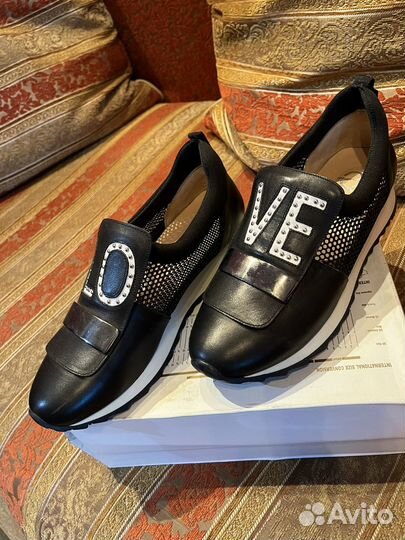 Кроссовки женские новые