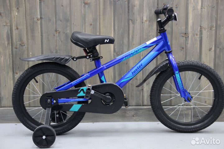 Велосипед с дополнительными колесами Novatrack 16