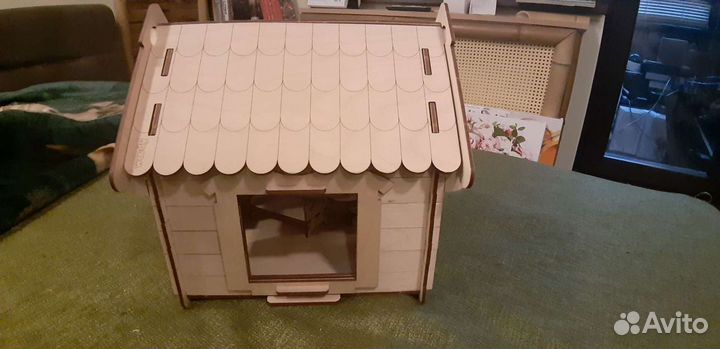 Деревянный кукольный домик