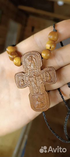 Нательный крест из дерева мансония