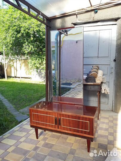 Трюмо с зеркалом