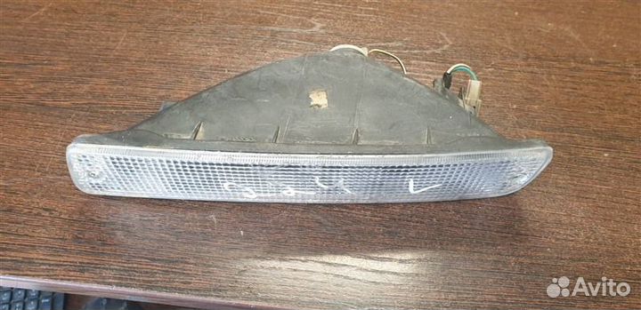 Поворотник передний левый Toyota Land Cruiser