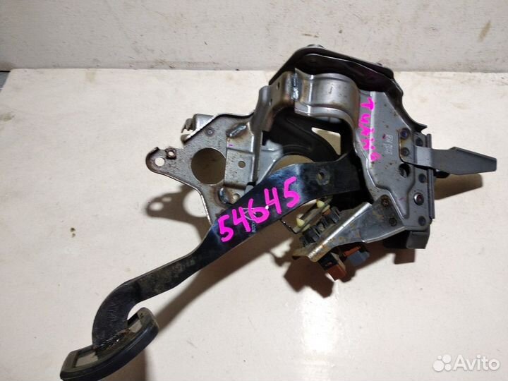 Педаль тормоза (Nissan Teana II)