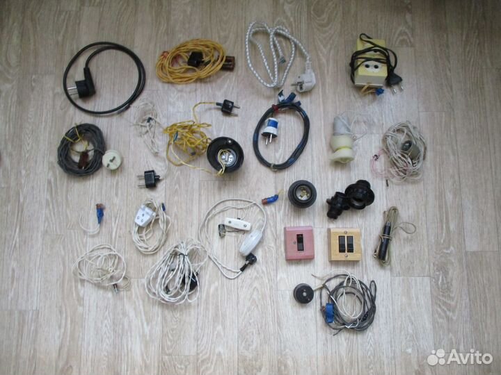 Кучка провода, вилки, запчасти