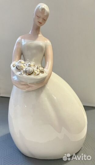 Фарфоровая статуэтка 