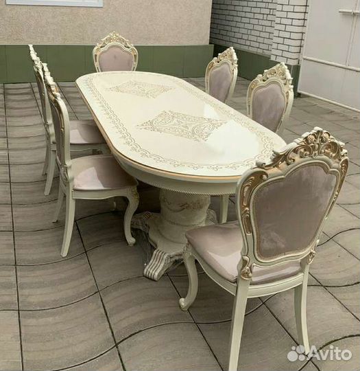 Стол и стулья