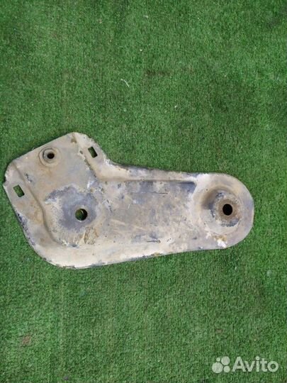 Кронштейн передний правый Opel Astra 2010