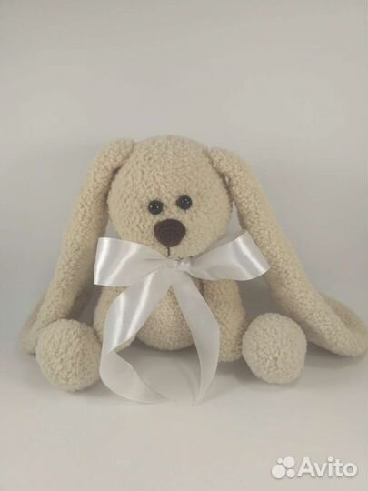 Плюшевый заяц вязаный