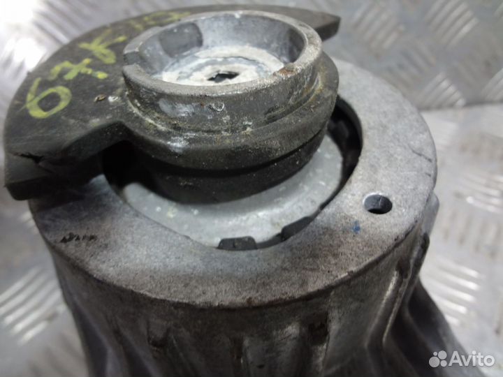 Опора подушка двигателя левая Мерседес 205