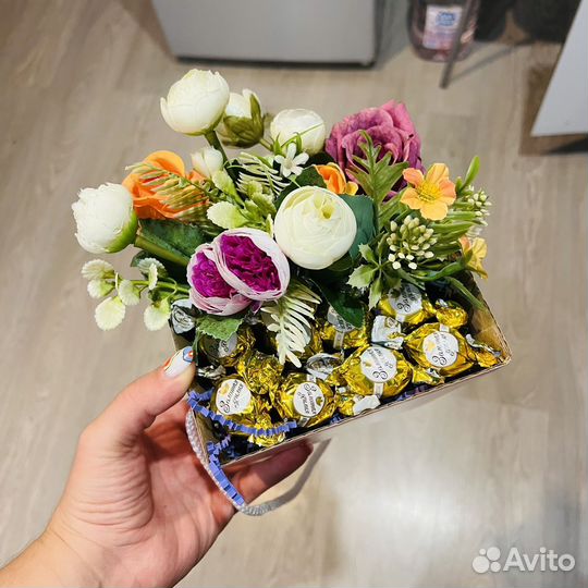 Коробки с цветами и сладотями
