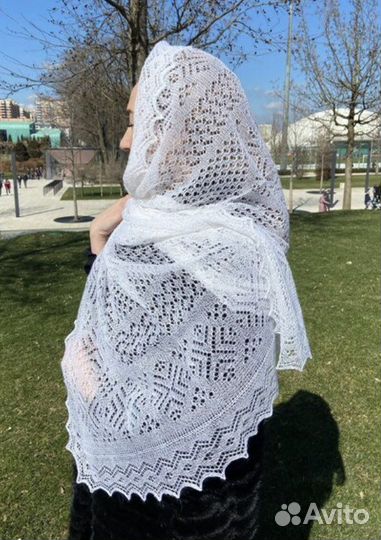 Палантин вязаный ручной работы