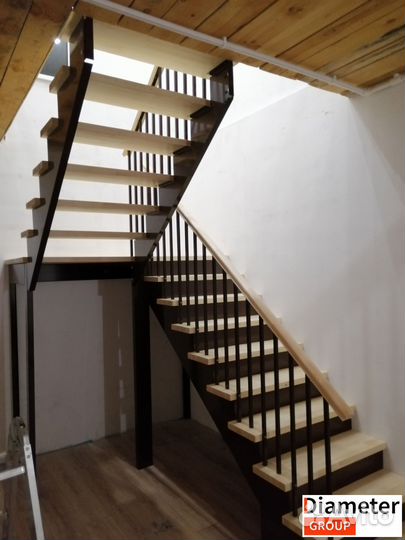 Просторная лестница с забежными ступенями