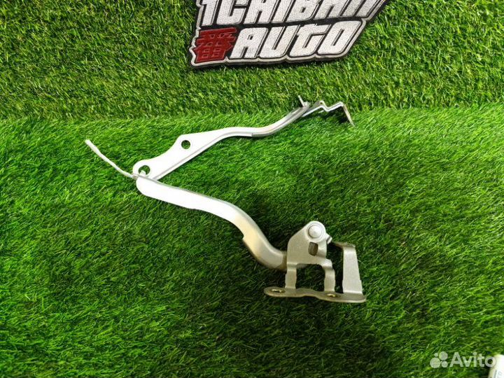 Петля капота Toyota Noah ZRR75