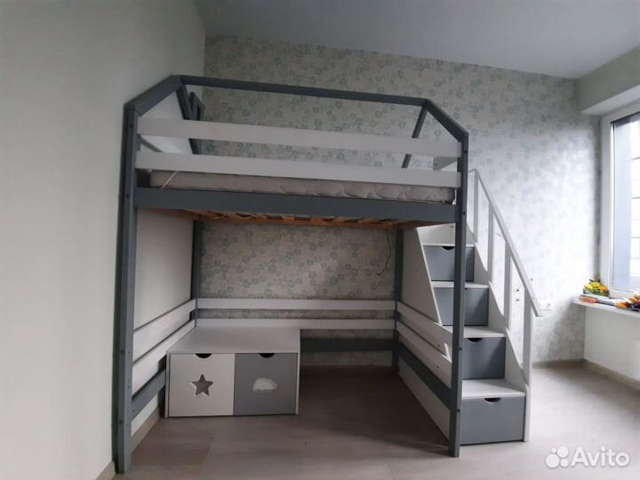 Детская кровать-чердак с лестницей комод