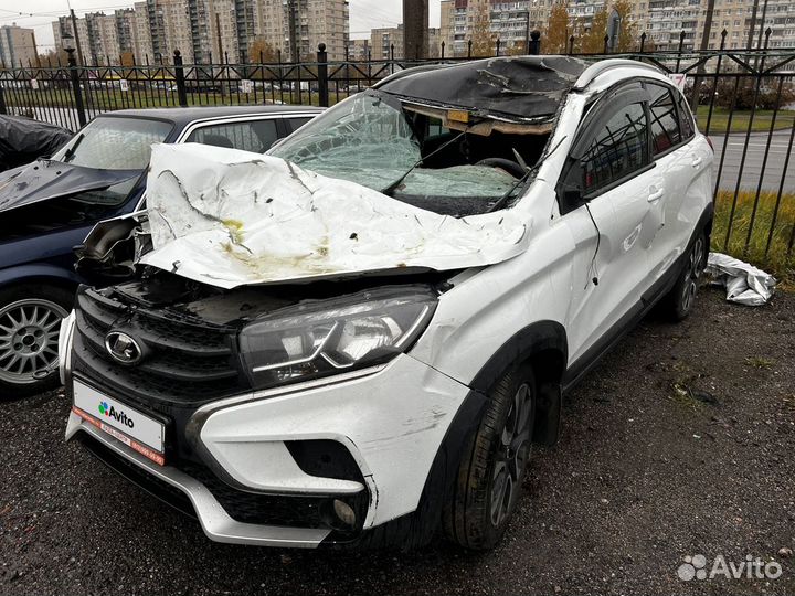 LADA XRAY Cross 1.6 CVT, 2020, битый, 30 000 км