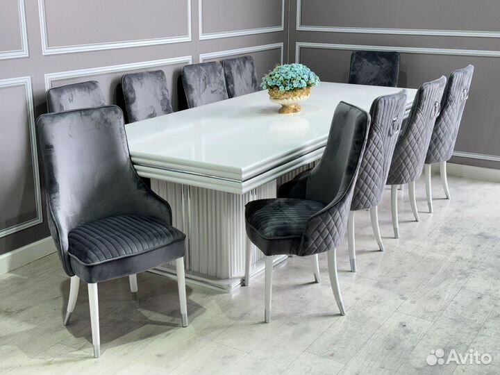 Стол и стулья в гостиную. В наличии