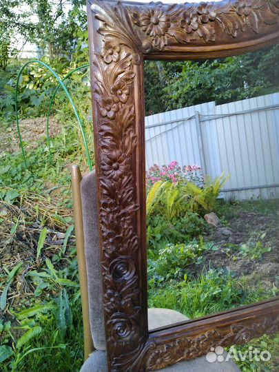 Зеркало в резной раме