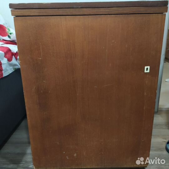 Швейная машина ножная с тумбой