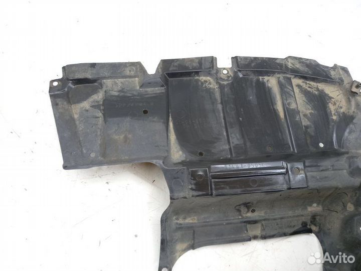Защита двигателя передняя правая Toyota Avensis