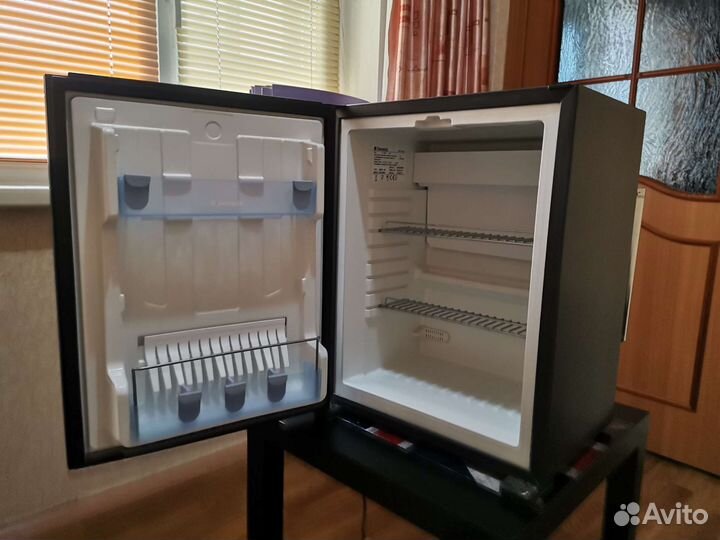 Холодильник минибар Dometic