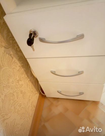 Маникюрный стол