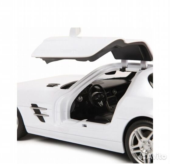 Модель машины Mercedes на пульте