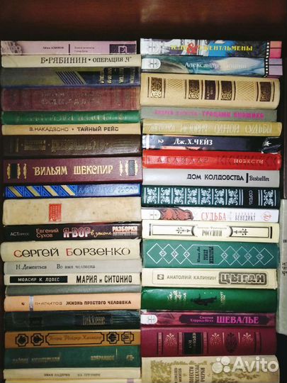 Книги много