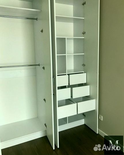 Шкаф распашной с полками