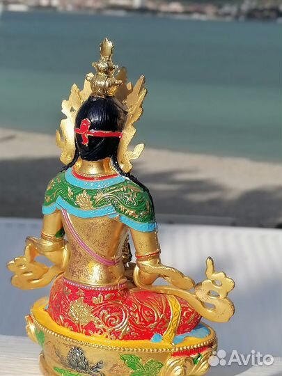 Зелёная тара покрыта сусальным золотом