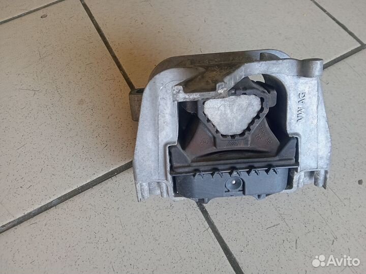 Опора двигателя правая Skoda Octavia A7