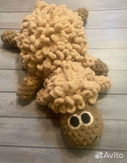 Вязаный барашек ручной работы из плюшевой пряжи