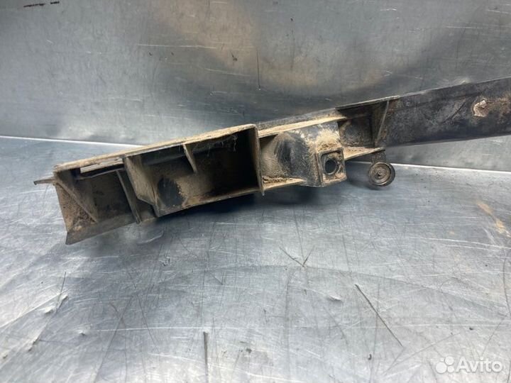 Направляющая заднего бампера левая Volkswagen Golf