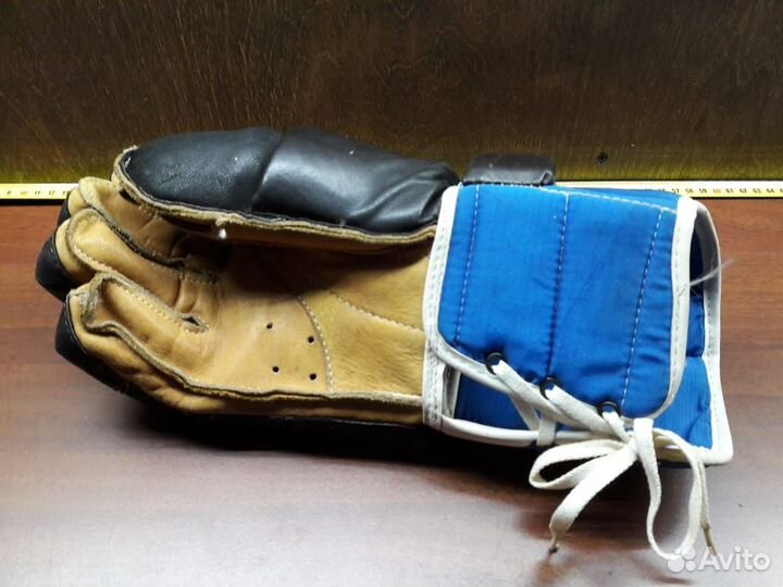 Хоккейная перчатка